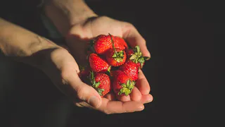 Использование йода для ухода за клубникой: секреты повышения урожайности и защиты от болезней