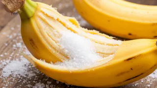 Банановую кожуру посыпаю солью и всю зиму не нарадуюсь своей смекалке: лучший лайфхак для лентяев