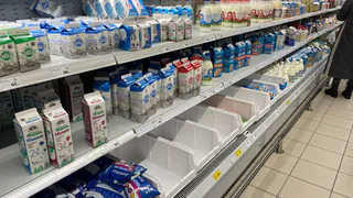 "Это не молоко, а вода с мелом"- Росконтроль назвал марки молока, которые полетели в чёрный список