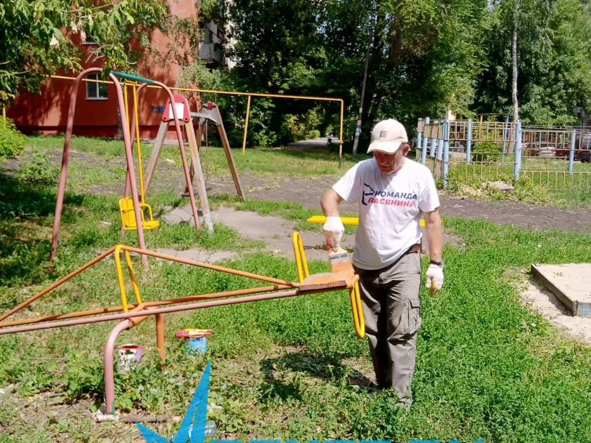 В Пензе на протяжении трех лет команда волонтеров «реанимирует» детские площадки и очищает город от мусора