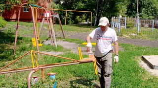 В Пензе на протяжении трех лет команда волонтеров «реанимирует» детские площадки и очищает город от мусора