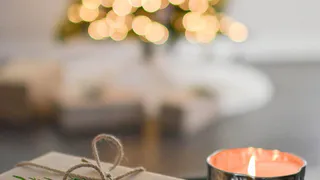 Как создать новогоднюю атмосферу с помощью пары свечей