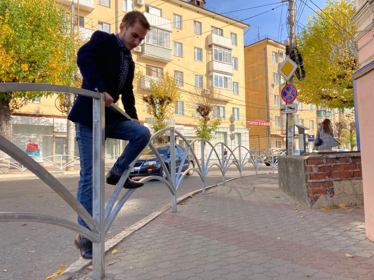 Улицы Рязани закатали в пешеходные ограждения: почему урбанисты считают, что заборы - это зло