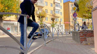 Улицы Рязани закатали в пешеходные ограждения: почему урбанисты считают, что заборы - это зло