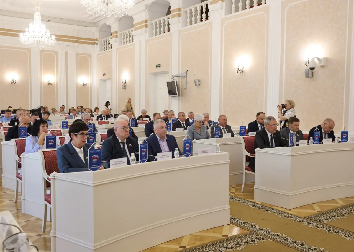 🙌Ягов пошел на повышение, Рябихина заняла кресло детского омбудсмена: главные новости с сессии областного ЗакСобра Сегодня в областном Законодательном Собрании прошла очередная сессия, на которой объявили о новых кадровых перестановках. Для многих жителей эти изменения оказались неожиданными. Так, повысили Олега Ягова. Он занял кресло первого зама председателя правительства Пензенской области. Ранее он был просто заместителем председателя. На его плечи легло решение вопросов: в сфере куль