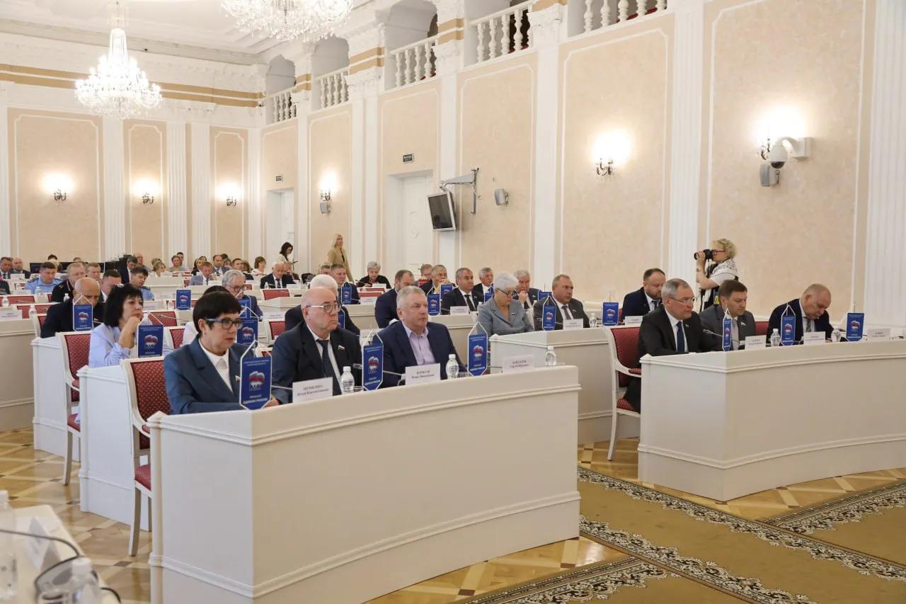 🙌Ягов пошел на повышение, Рябихина заняла кресло детского омбудсмена: главные новости с сессии областного ЗакСобра Сегодня в областном Законодательном Собрании прошла очередная сессия, на которой объявили о новых кадровых перестановках. Для многих жителей эти изменения оказались неожиданными. Так, повысили Олега Ягова. Он занял кресло первого зама председателя правительства Пензенской области. Ранее он был просто заместителем председателя. На его плечи легло решение вопросов: в сфере куль