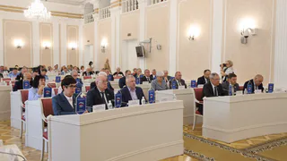 🙌Ягов пошел на повышение, Рябихина заняла кресло детского омбудсмена: главные новости с сессии областного ЗакСобра   Сегодня в областном Законодательном Собрании прошла очередная сессия, на которой объявили о новых кадровых перестановках. Для многих жителей эти изменения оказались неожиданными.   Так, повысили Олега Ягова. Он занял кресло первого зама председателя правительства Пензенской области. Ранее он был просто заместителем председателя.   На его плечи легло решение вопросов: в сфере куль