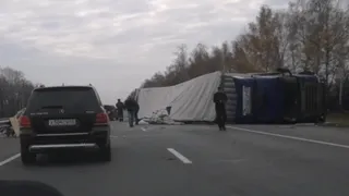 На трассе М5 перевернулась фура с гранитными плитами