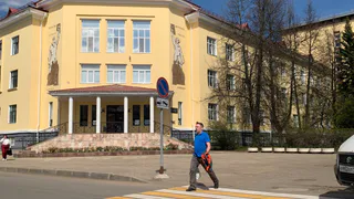 Только неработающим. Пенсионерам дадут один раз по 25 000 рублей уже в июле