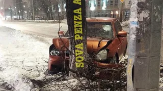 В Пензе на улице Гагарина автомобиль влетел в дерево