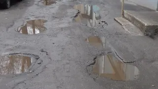 "Одна яма глубже другой" - жители улицы Ломоносова пожаловались на жуткую дорогу