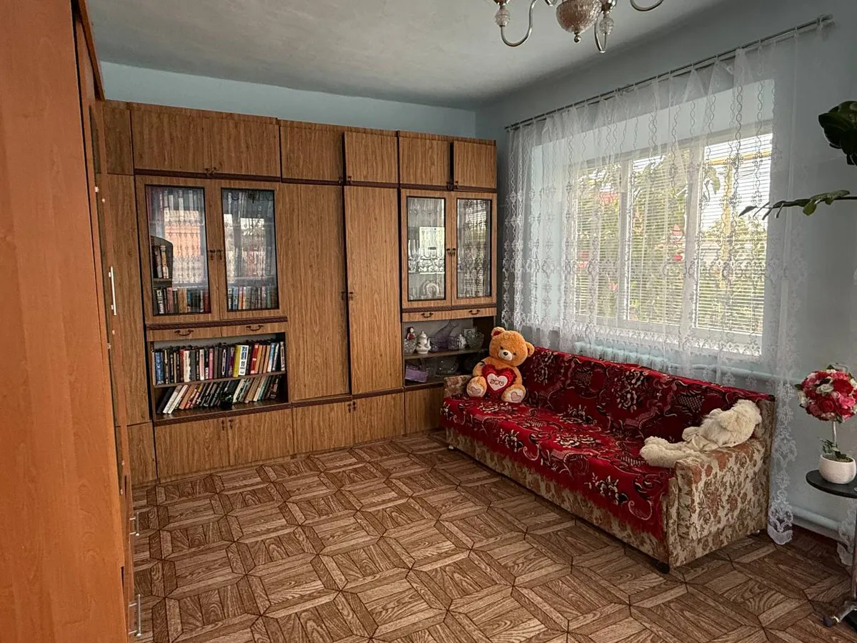 Стеклянные поверхности сияют как новые: протираю соком этого растения — пыль не садится 3 дня