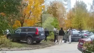 В Рязани компания с мужчиной в форме начала стрельбу возле детской площадки