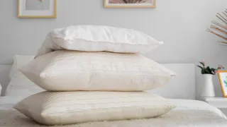 Даже старые подушки запахнут свежестью: всего одна хитрость от пота и изношенности