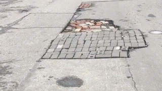 В Сельцо чиновника оштрафовали за дорогу из битого кирпича