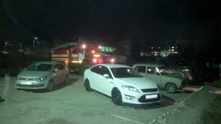 Пожарная не смогла подъехать к дому из-за припаркованных автомобилей