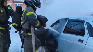 В Коми пожарные потушили легковушку, вспыхнувшую во дворе дома