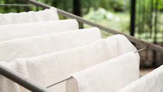 Даже самые засаленные кухонные полотенца обретут бархатистость - добавьте 2 ложки в барабан