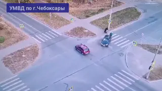 В Чебоксарах отлетевшая после столкновения легковушка сбила пешехода