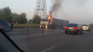 В Рязани на улице Бирюзова загорелся КамАЗ