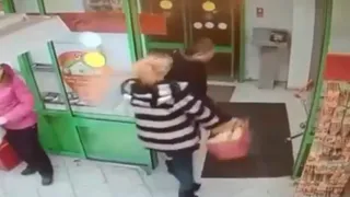 Один держал дверь, второй - выносил: в магазине продуктов провернули кражу века