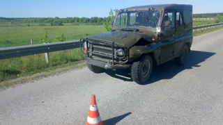 Пенсионер на УАЗике протаранил Renault Sandero