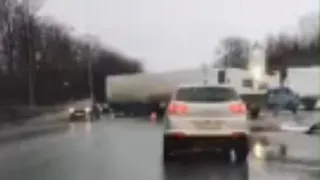 Фура перегородила дорогу: на Ряжском шоссе столкнулись большегруз и легковушка