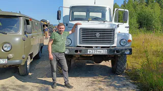 Экспедиционный водитель в Коми покоряет бездорожье и готовит у костра для учёных