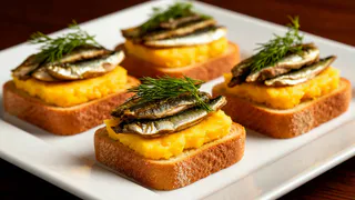 Рецепт «мохнатых» бутербродов: каждый год готовлю их 31 декабря — и тарелка пустеет раньше оливье