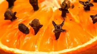 Забудьте про освежители: 7 капель жидкости в обычный стакан воды — и аромат в доме как в саду