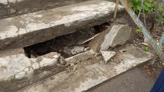 Жительница Рязани провалилась под лестницу на выходе из подъезда