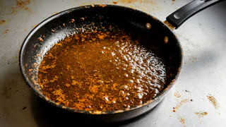 Два пакетика заливаю кипятком, и сковородка как новая: от жира и нагара не остается и следа