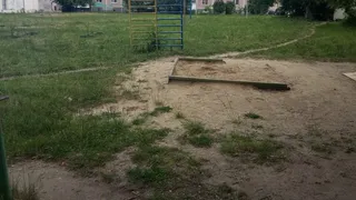 Жители улицы Новоселов пожаловались на унылую детскую площадку