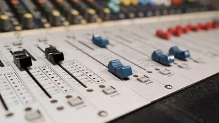 Магнитогорскую радиостанцию оштрафовали за песню иноагента в эфире