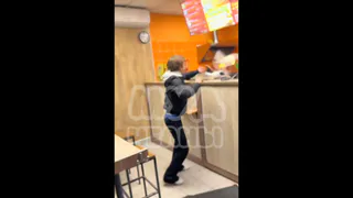 Подростки из Набережных Челнов устроили дебош в шаурмичной ради квартиры