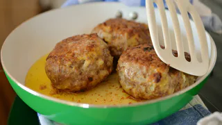 Чтобы котлеты таяли во рту, бабушка научила добавлять в фарш секретный ингредиент: готовить нужно только так