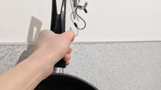 Не для крючка: вот зачем на самом деле нужна дырка в ручке сковороды — мало кто знает, для чего это используют 