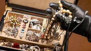 Севскую любительницу украшений обокрали на четверть миллиона