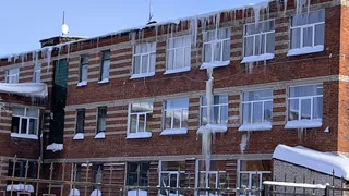 В Суздальском районе после вмешательства прокуратуры очистили крышу школы от снега и наледи