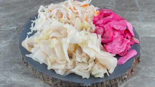 Старинная пропорция соли для квашеной капусты, которая работает всегда. Проверил на практике — и ошибки новичков больше не страшны