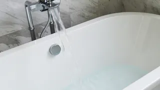 Разводим 50 г — и ванна сияет даже в темноте: ни ржавчины, ни налета — идеальный лайфхак без химии