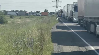 Многокилометровая пробка парализовала движение на трассе Челябинск-Новосибирск: люди в заторах часами