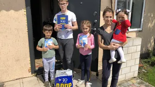 Брянские дети встретили 1 июня с подарками от ЛДПР