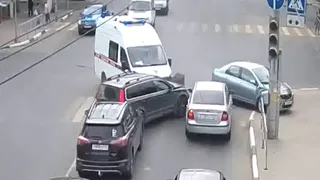 В интернете появилось видео столкновения скорой и иномарки на улице Есенина