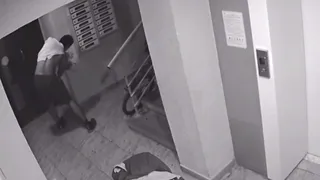 В Рыбном на видео сняли мужчину, испачкавшего кровью подъезд