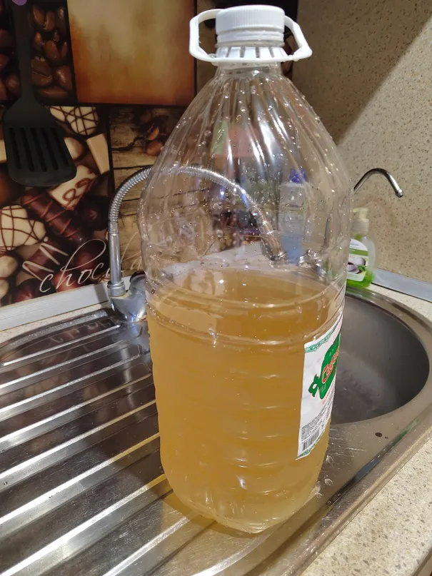 «Во дворе стоит водовозка с технической водой, даже руки вымыть невозможно»