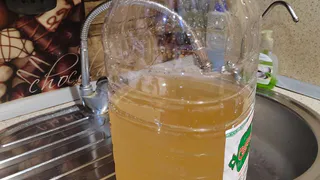 «Во дворе стоит водовозка с технической водой, даже руки вымыть невозможно»