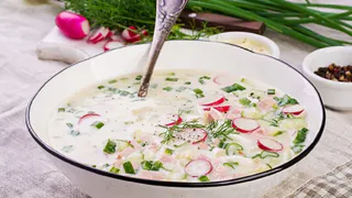 Не на квасе и кефире: на чём еще готовят окрошку продвинутые хозяйки - необычные рецепты