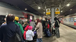 Сосед сверху решил поесть и занял нижнюю полку: где в этот момент должен находиться пассажир снизу и кто вообще прав