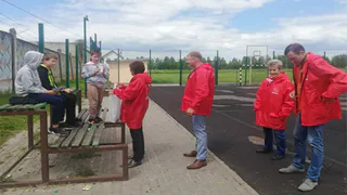 Выгоничское местное отделение КПРФ поздравило детей сладкими подарками